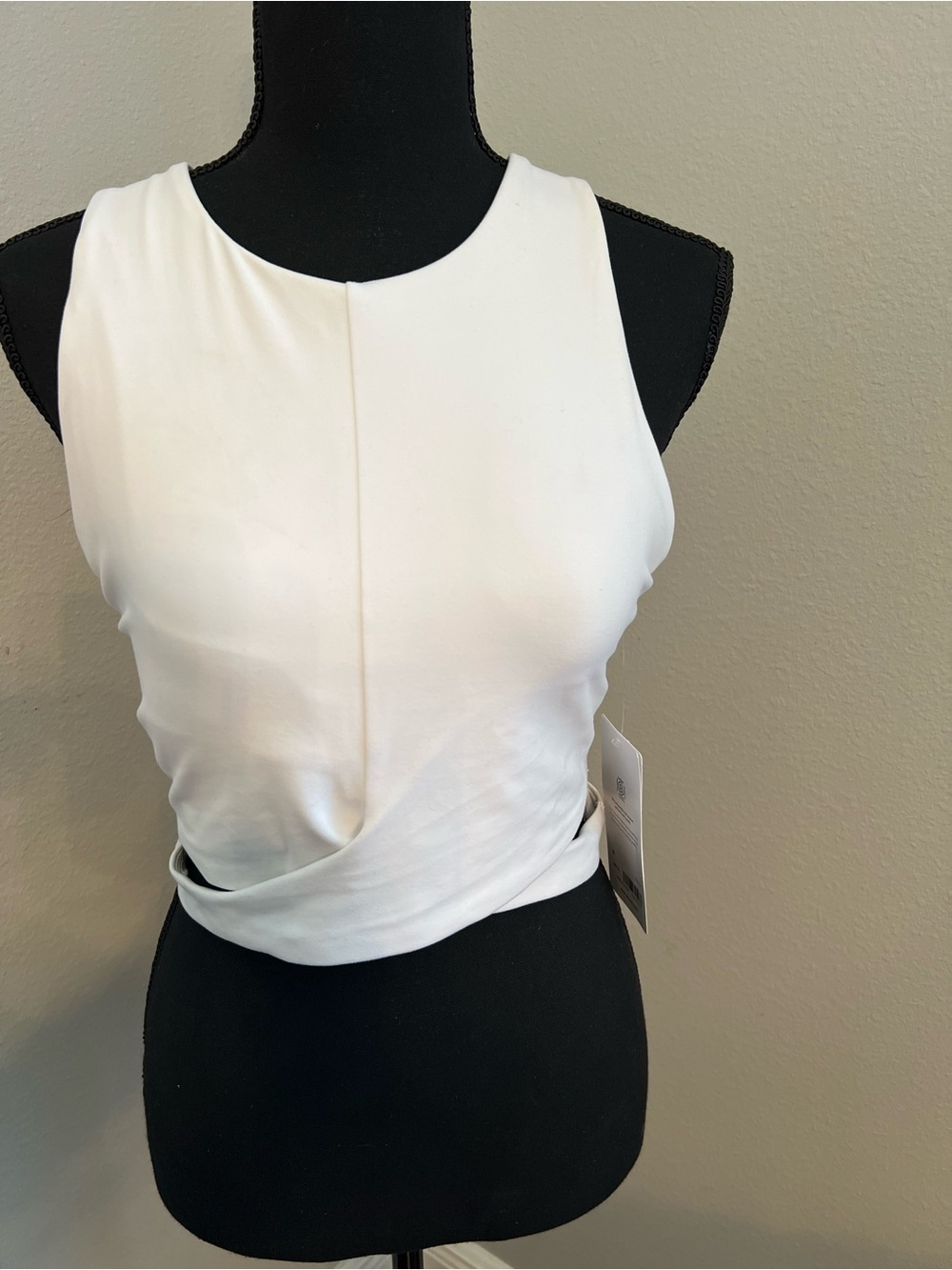 NWT Athleta White Crisscross/Cutout Crop Sport Bra Size M (D-DD)